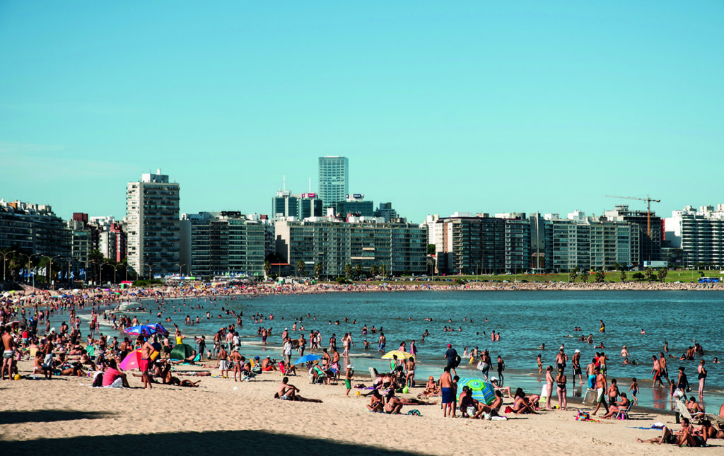 Montevideo: ramblas, mercados y art decó - rambla-montevideo-uruguay