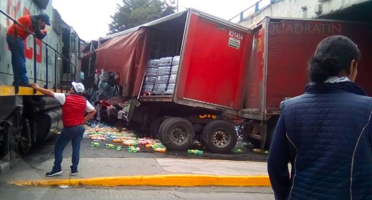 #Video Rapiña a tráiler que chocó contra tren en Toluca