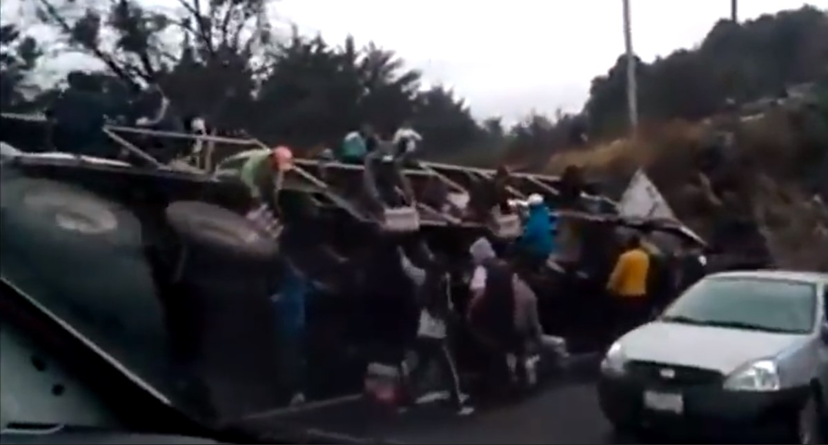 #Video Roban refrescos de tráiler volcado en 15 minutos en el Edomex