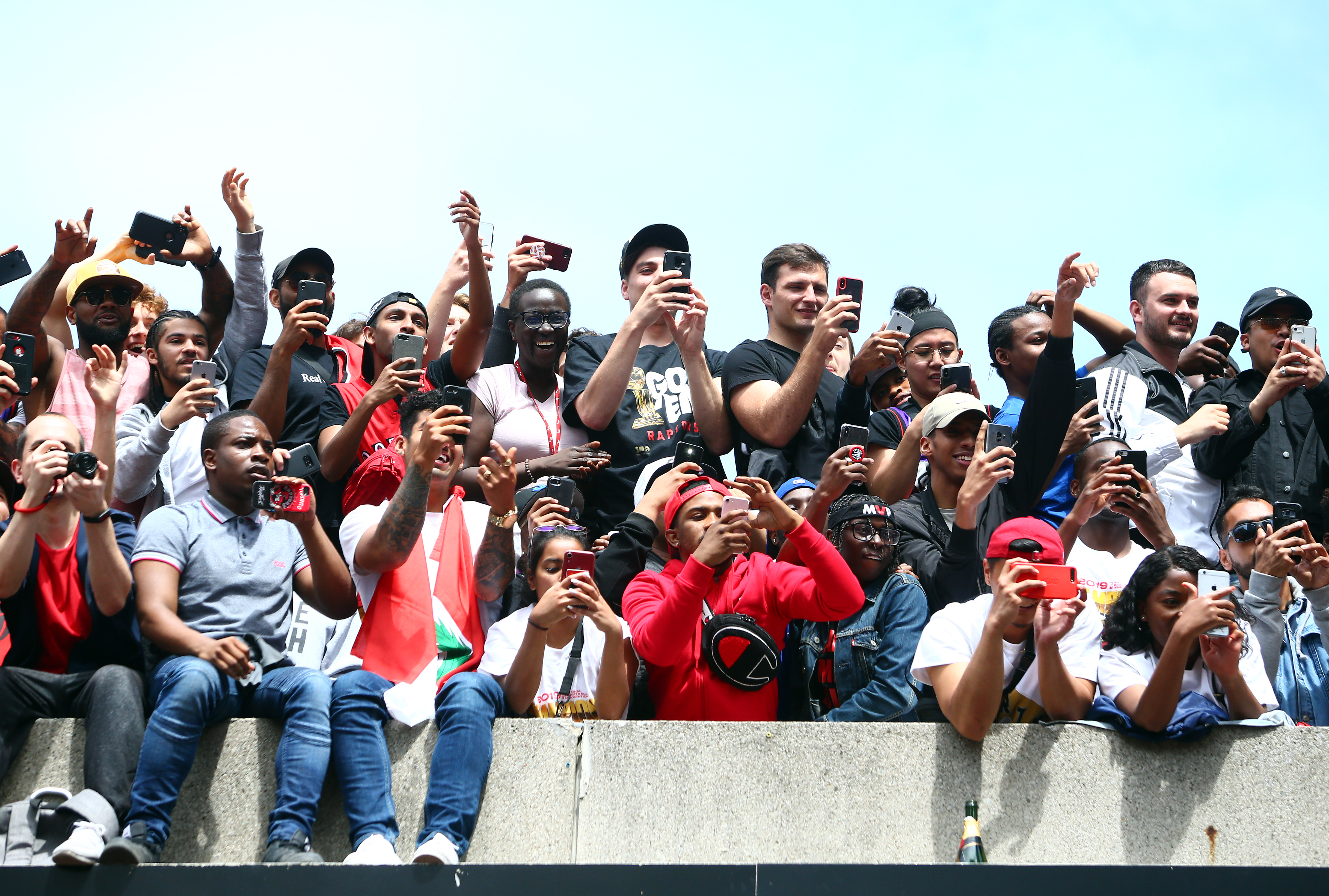 Fanáticos salen a las calles a festejar con los Raptors