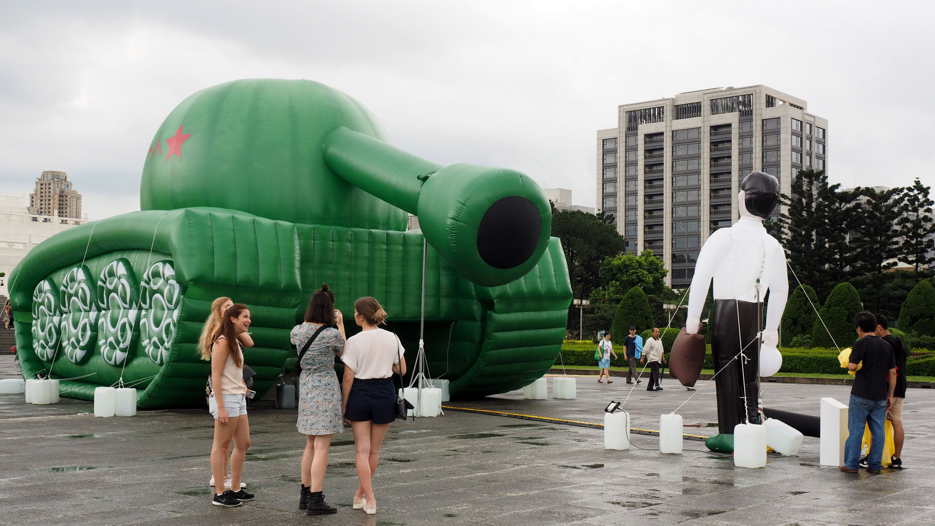 Represión en Tiananmen fue una 'política correcta': ministro de China - recreacion-con-inflables-del-hombre-tanque-de-tiananmen