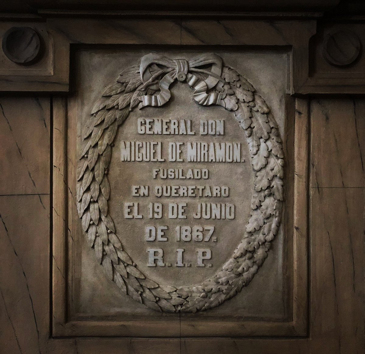 El destino de los restos de los generales de Maximiliano de Habsburgo - restos-miguel-miramon-catedral-de-puebla