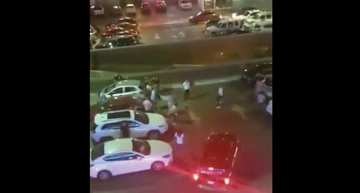 #Video Arrollan a jóvenes durante riña en plaza comercial de Monterrey