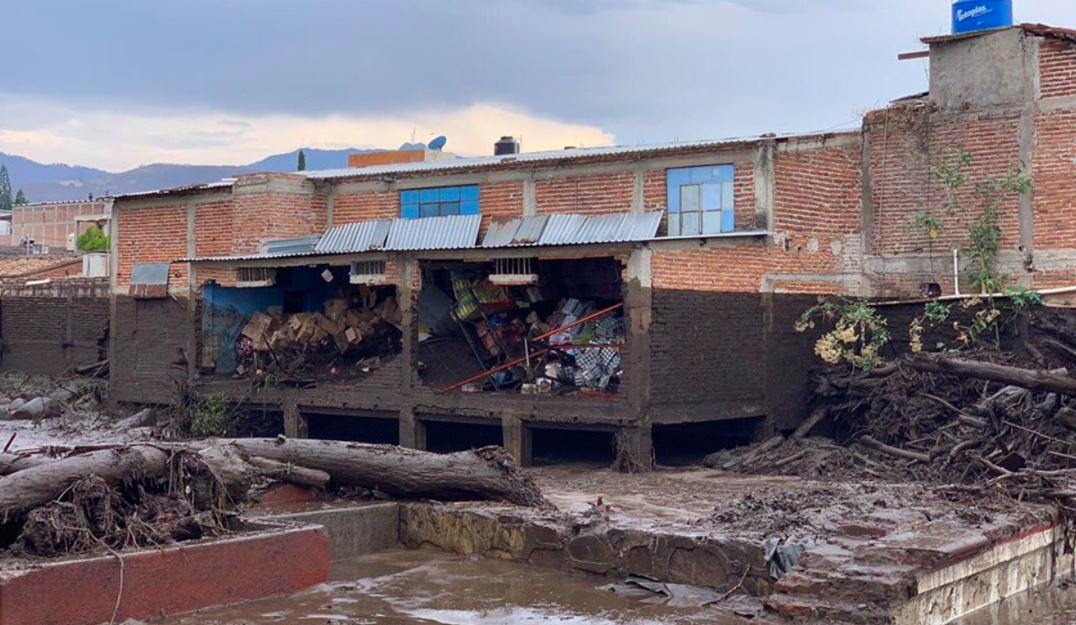 Confirman muerte de una mujer y desaparición de tres en Jalisco por crecida de río