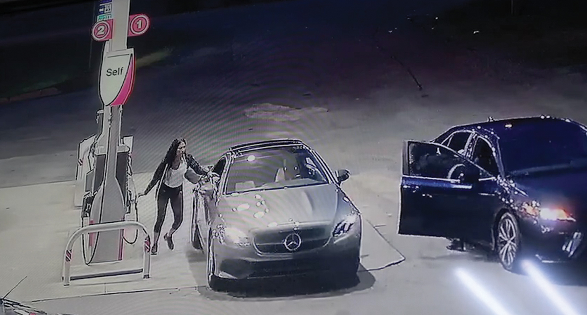 #Video Mujer entra por ventanilla a su coche para evitar robo