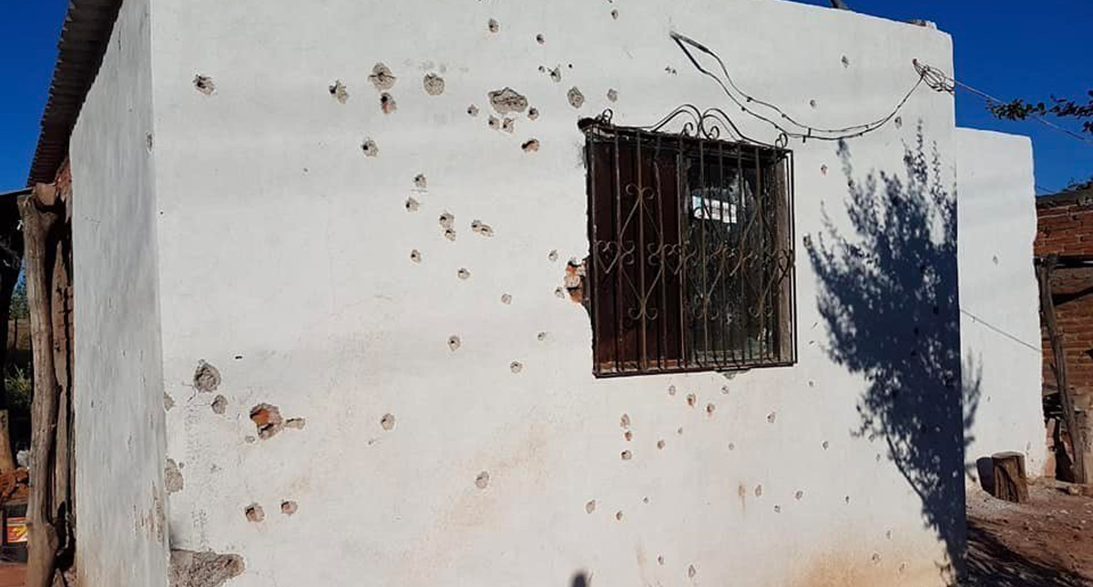 Grupo armado en Sonora dispara contra viviendas y quema seis vehículos
