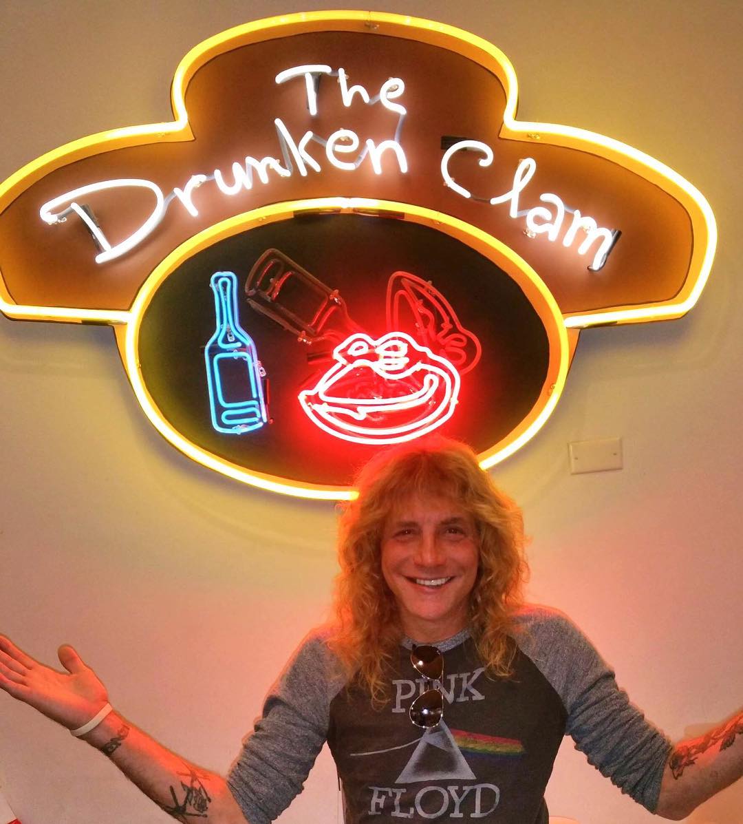 Exbaterista de Guns N'Roses se apuñala en el estómago - steven-a