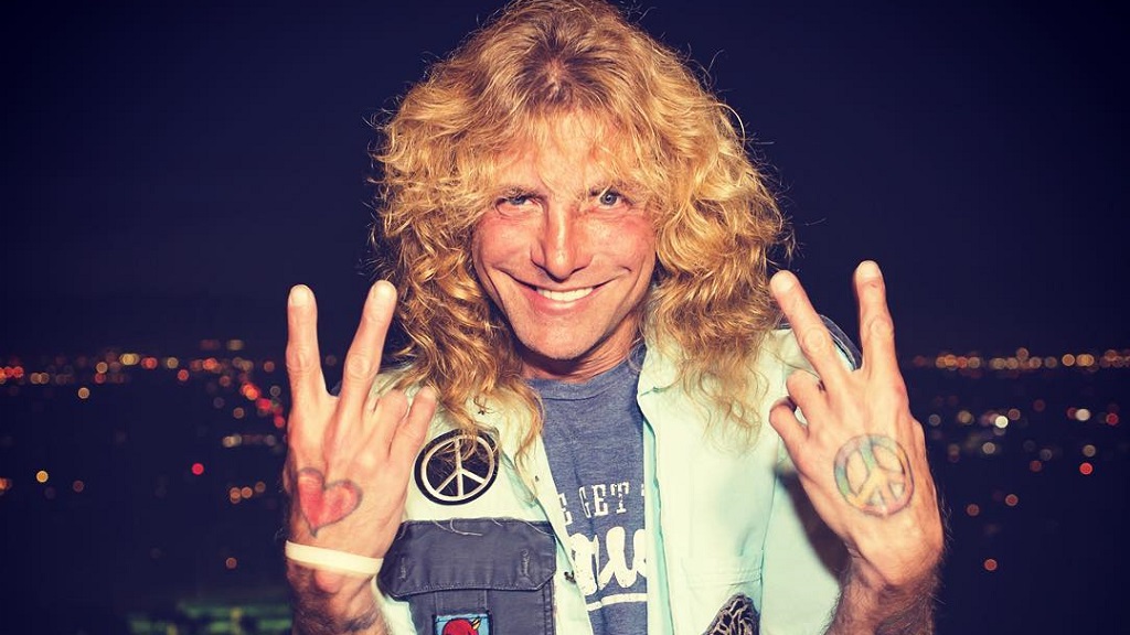 Exbaterista de Guns N’Roses se apuñala en el estómago