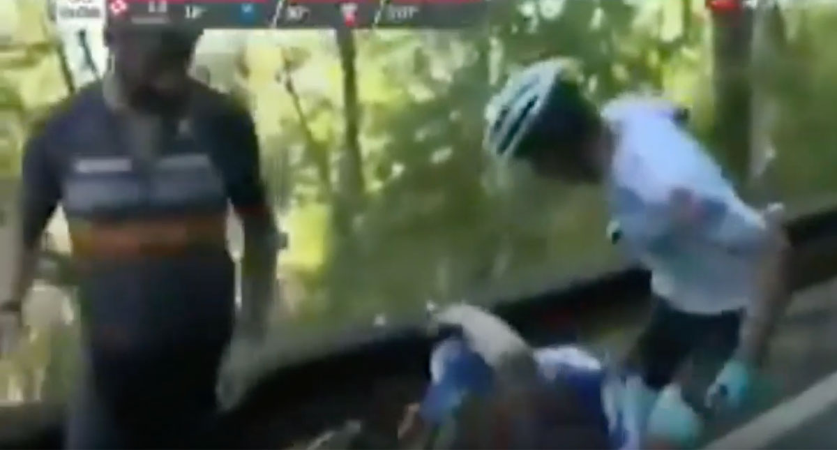 #Video Ciclista golpea a aficionado que le derribó en plena carrera