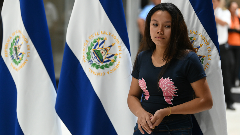 Viuda de salvadoreño que murió con su hija en el río Bravo regresa a su país 