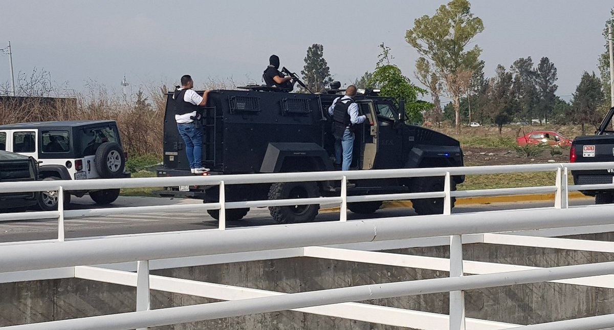 Enfrentamiento entre civiles armados y policías en Tlajomulco de Zúñiga, Jalisco - tanqueta-arribando-al-sitio