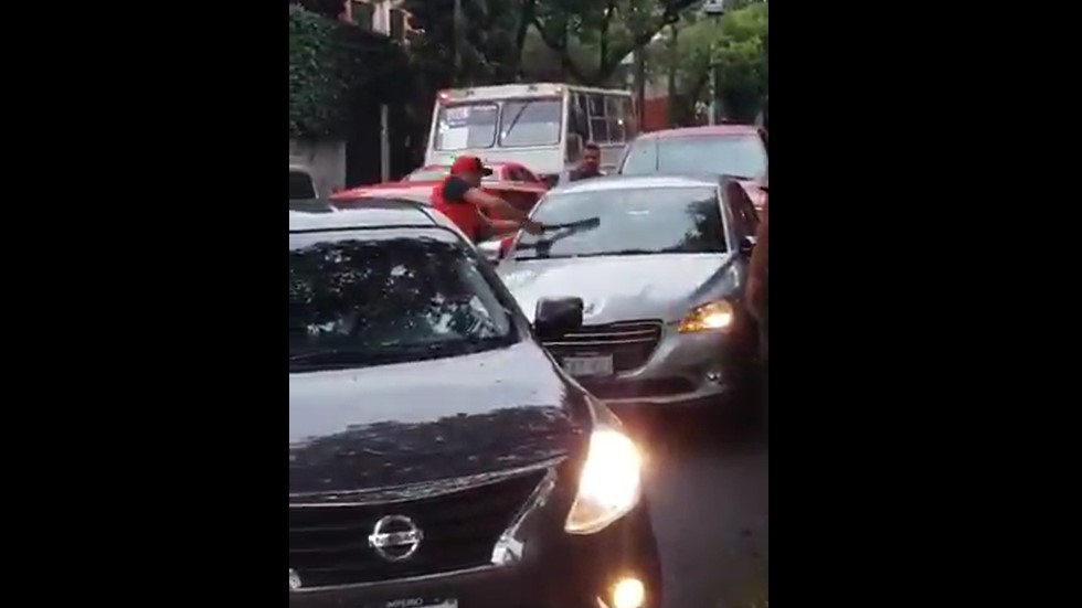 Cancelarán licencia y tarjetón a taxista que golpeó auto con palo