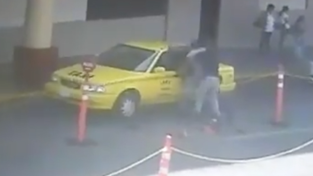 #Video Taxista agrede a personal de seguridad en Terminal de Autobuses de Querétaro
