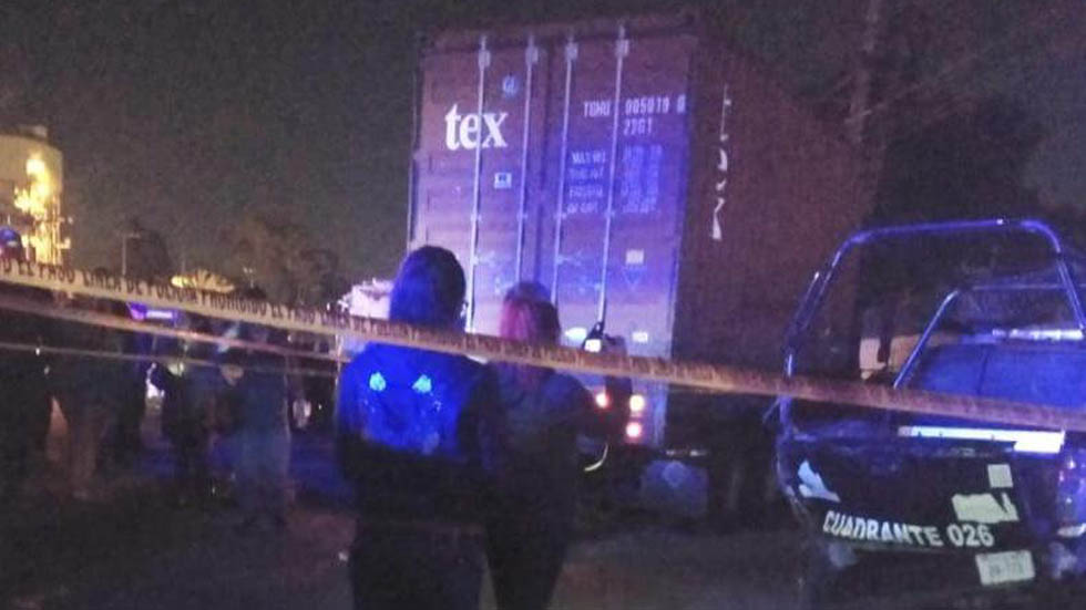 Conductor de torton impacta patrulla y asesina a policía en Ecatepec