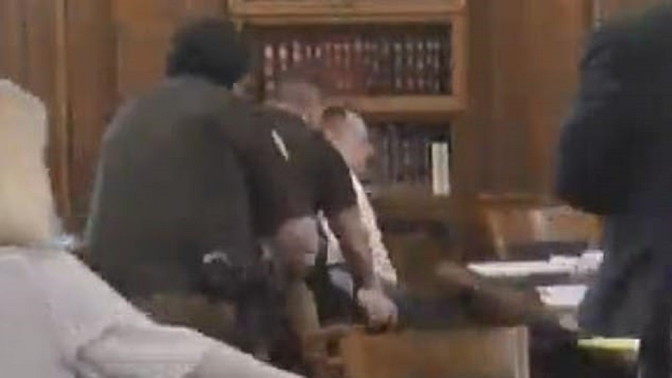 #Video Hombre se corta la garganta durante su juicio por homicidio