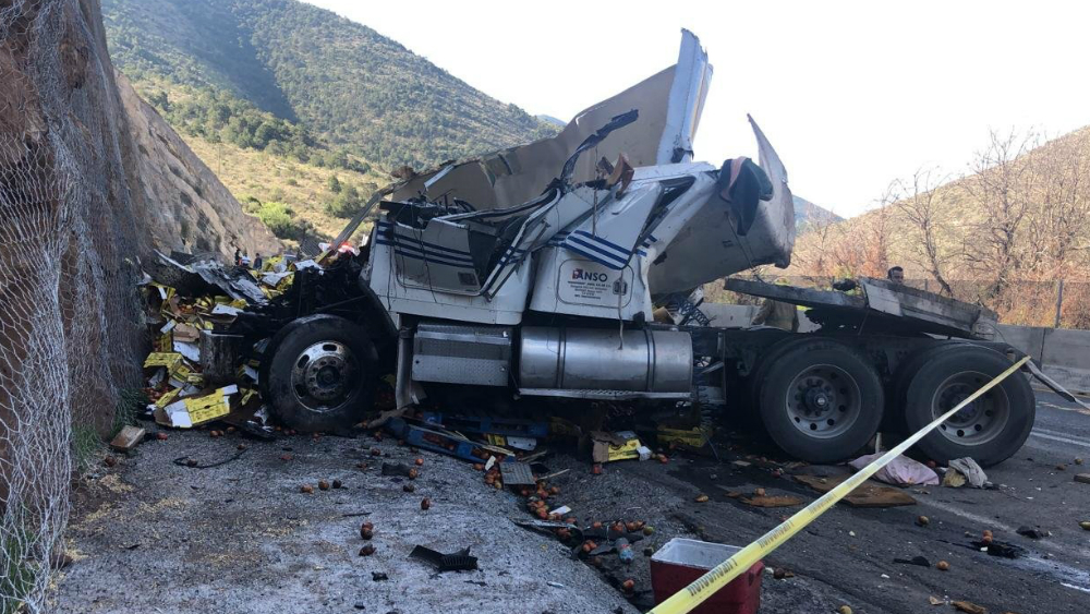 Muere conductor de tráiler al chocar contra talud de arena en Coahuila