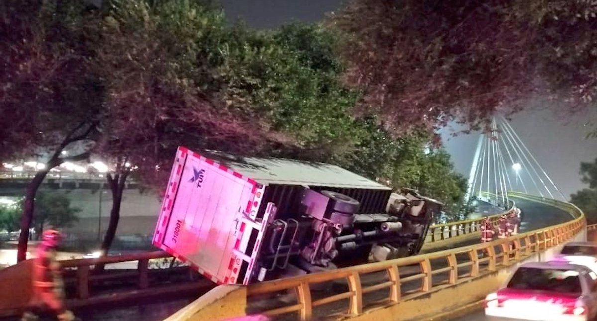 Vuelca camión sobre Circuito Interior