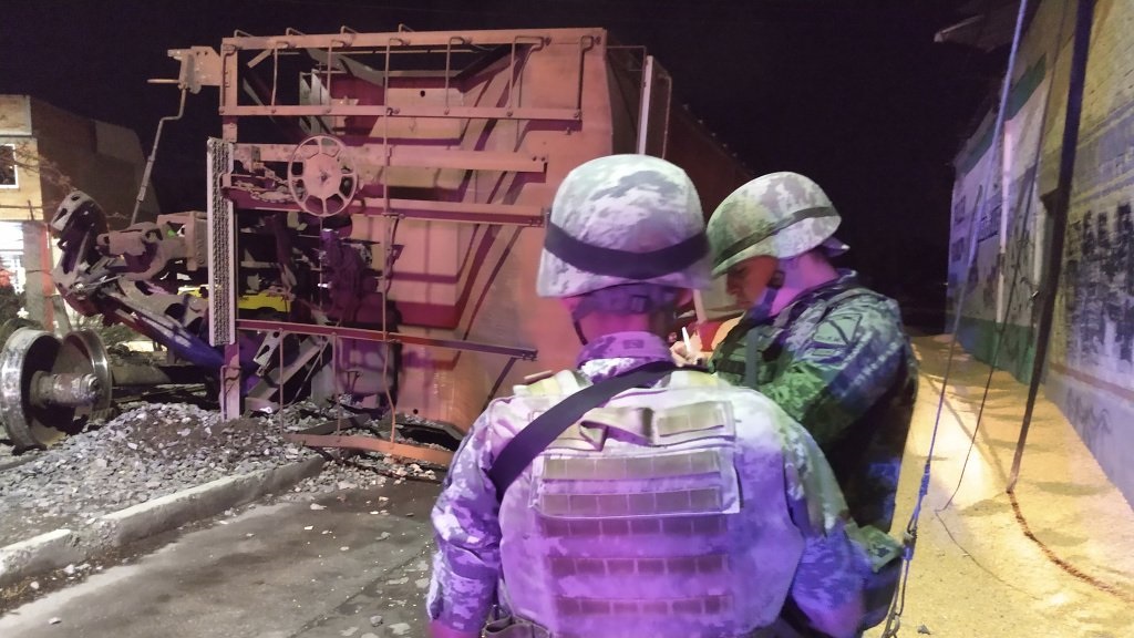 Descarrila tren en Querétaro y riega toneladas de maíz - trailer-volcado