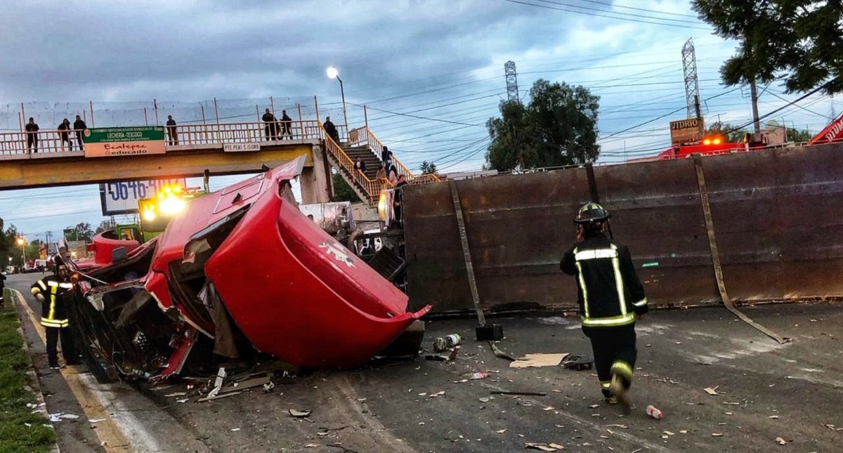 #Video Tráiler aplasta autos y mata a mujer sobre la Texcoco-Lechería