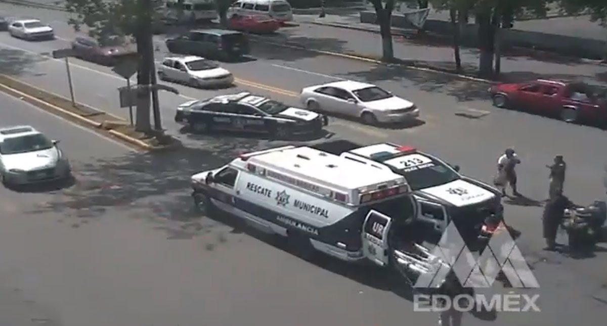 #Video Motociclista derrapa para evitar accidente y sufre fuerte golpe - traslado-de-motociclista-al-hospital