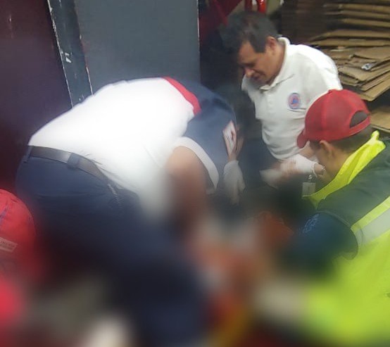 Empleado pierde un brazo y una pierna al caerle elevador en la CDMX - traslado-de-trabajador-a-hospital