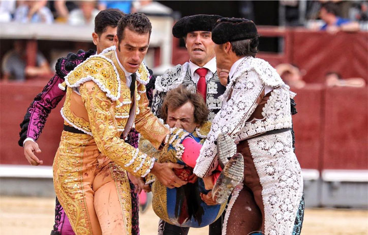 #Video Torero recibe grave cornada en corrida de Feria de San Isidro - traslado-del-torero-a-la-enfermeria