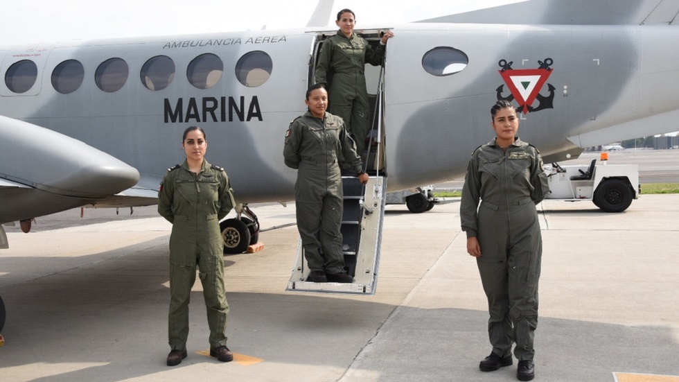Semar presenta a su primera tripulación aérea de mujeres