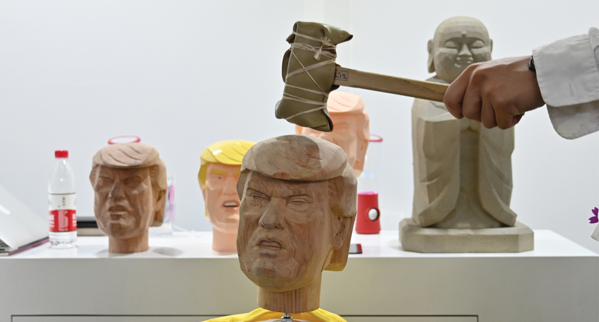 Presentan dispositivo para aliviar el estrés golpeando a Donald Trump