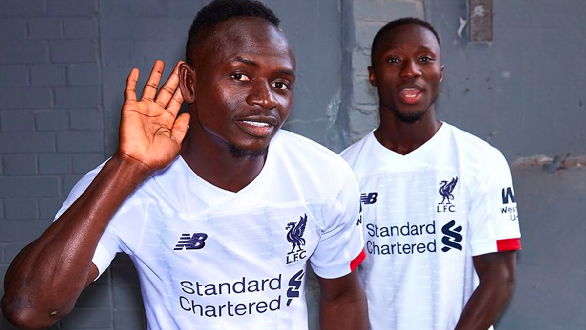 Liverpool presenta su nuevo uniforme de visitante