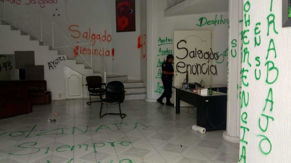 Normalistas de Ayotzinapa vandalizan oficinas del SEG