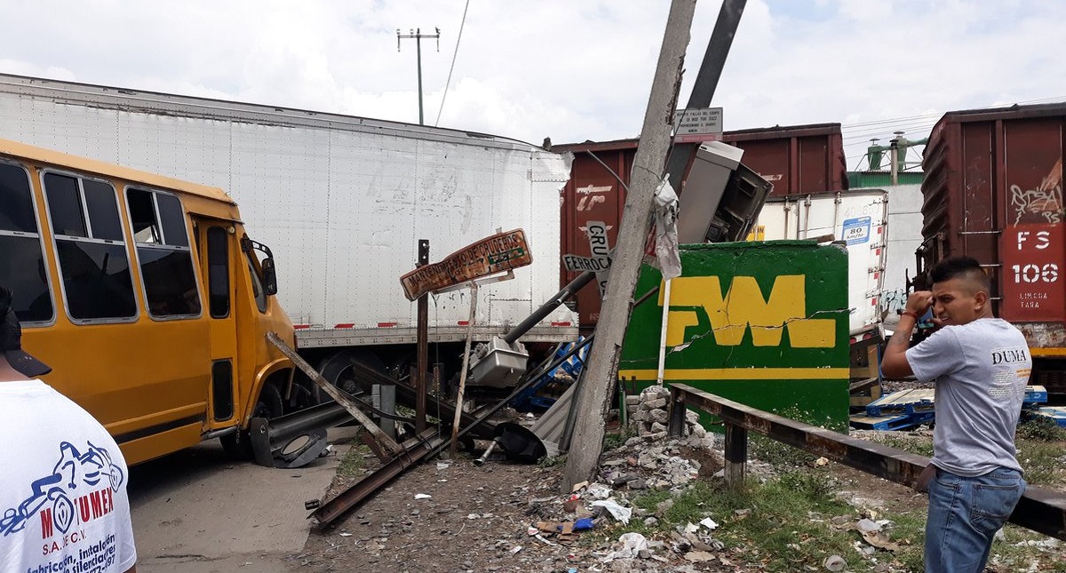 #Video Tren se lleva tráiler y varios autos en Ecatepec - vehiculos-danados-por-paso-de-tren
