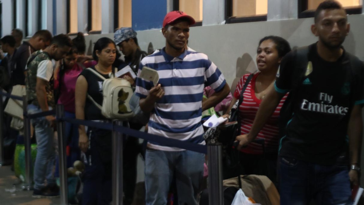 Más de 9 mil venezolanos ingresan a Perú en último día libre de visas