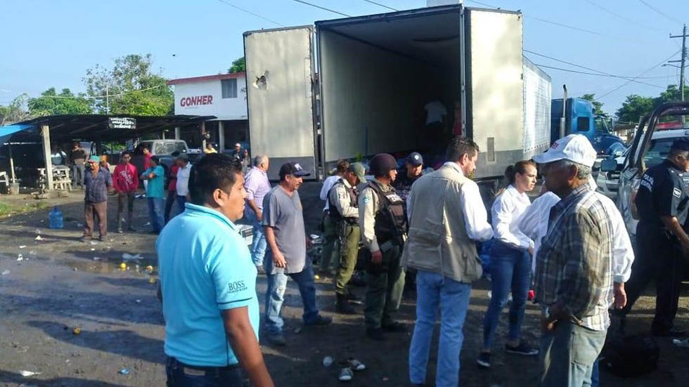 Rescatan a 140 migrantes abandonados en caja de tráiler en Veracruz