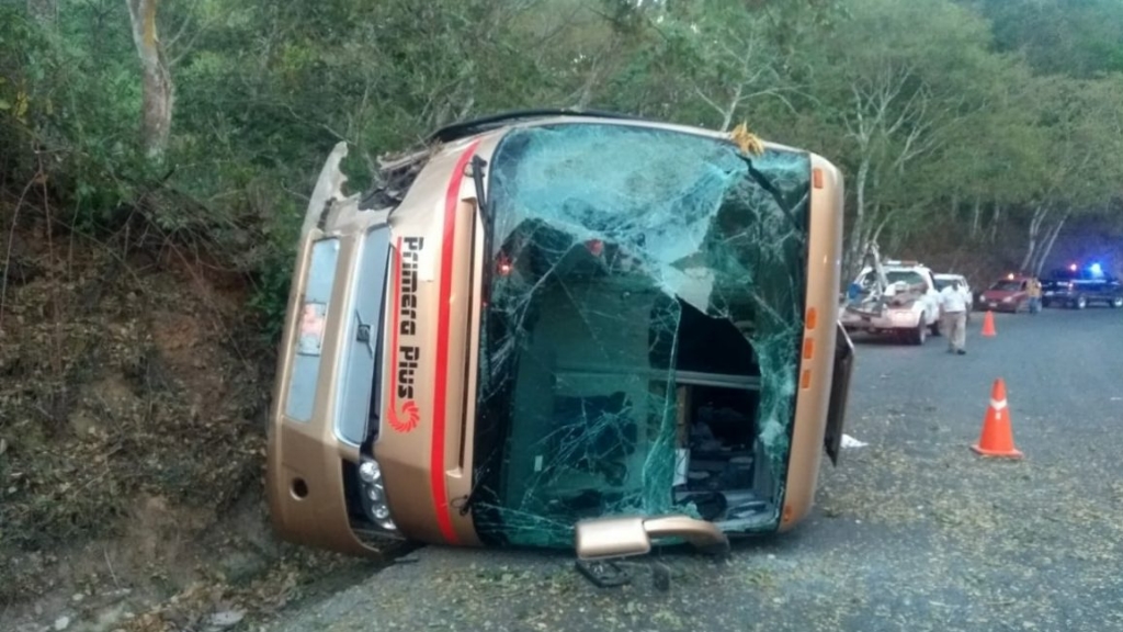 Volcadura de autobús deja 14 lesionados en Jalisco