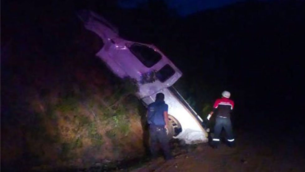 Volcadura por exceso de velocidad deja un muerto y 17 heridos en Oaxaca - volcadura-de-camioneta
