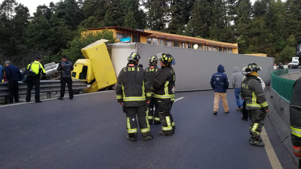 Reabren la México-Toluca tras volcadura de tráiler que dejó un muerto
