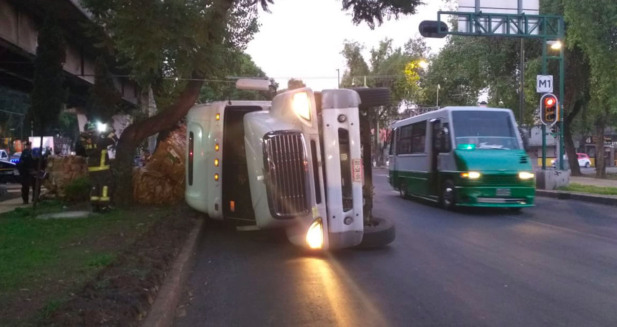 Vuelca tráiler en Venustiano Carranza