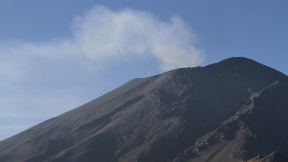 Emisiones de vapor de agua del Popocatépetl se dispersan al suroeste