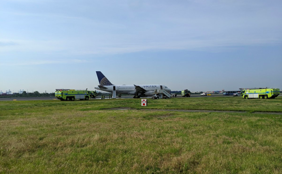 Aterrizaje de emergencia provoca cierre del aeropuerto Newark