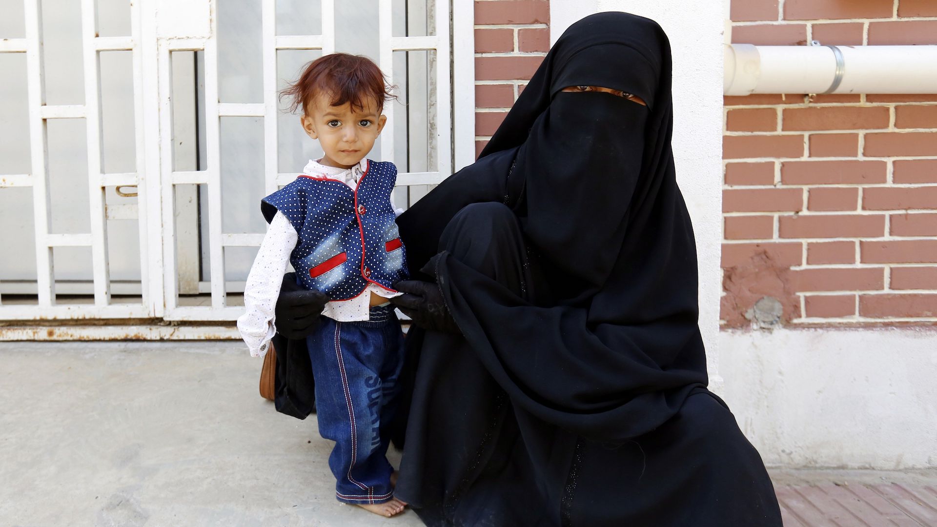 Menos de un centenar de mujeres confeccionan 7 mil mascarillas en Yemen