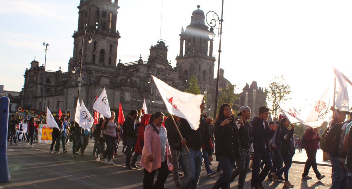 Estudiantes marchan del Zócalo a la Secretaría de Educación Pública Estudiantes marchan del Zócalo a la Secretaría de Educación Pública