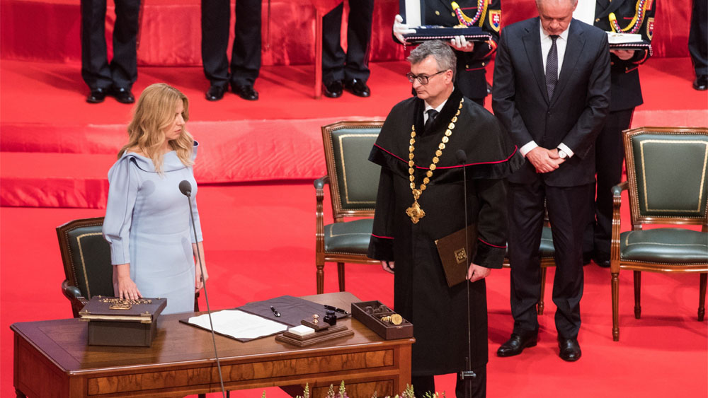 Zuzana Caputová jura como primera presidenta de Eslovaquia