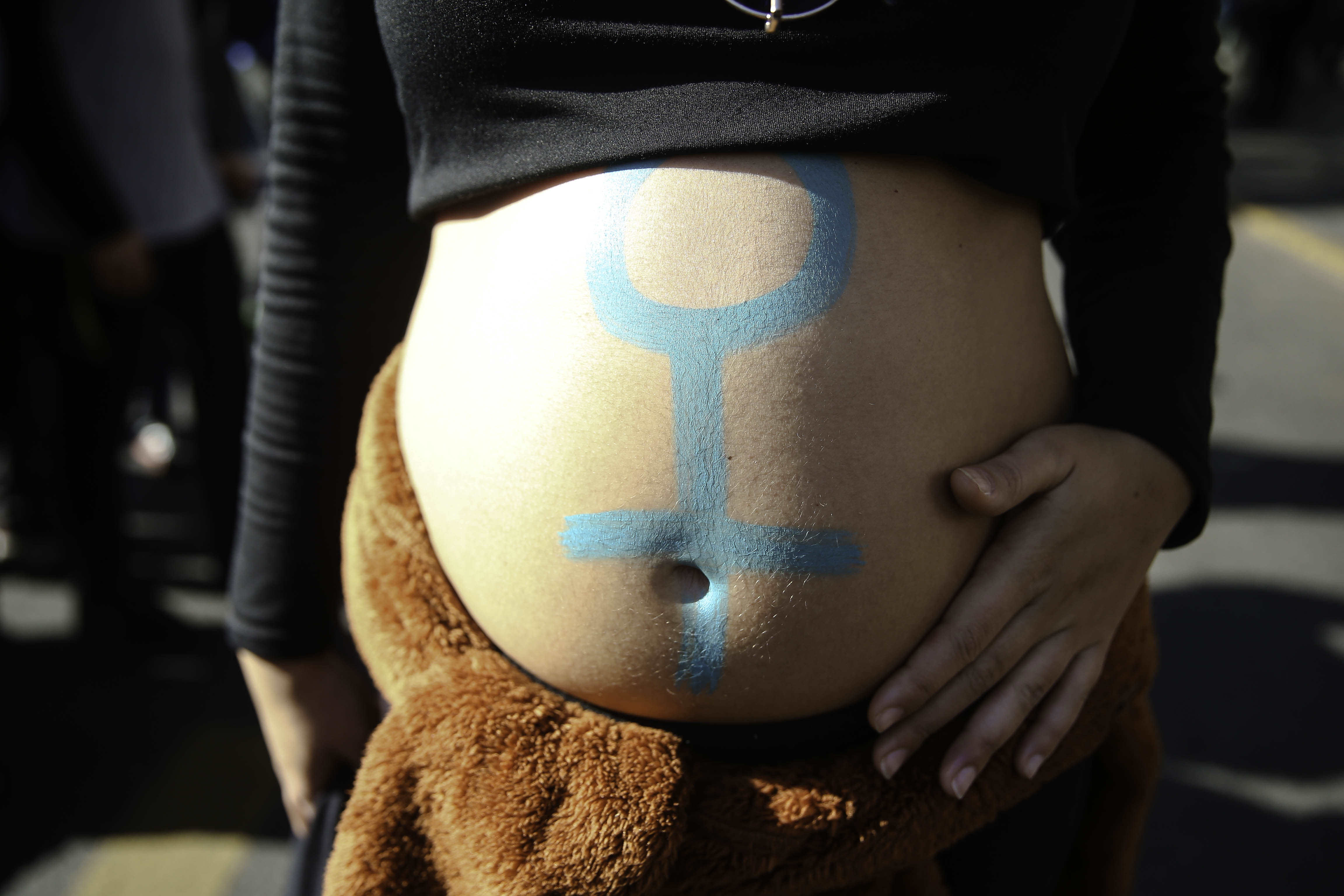 Pareja denuncia a clínica reproductiva por equivocarse con los embriones