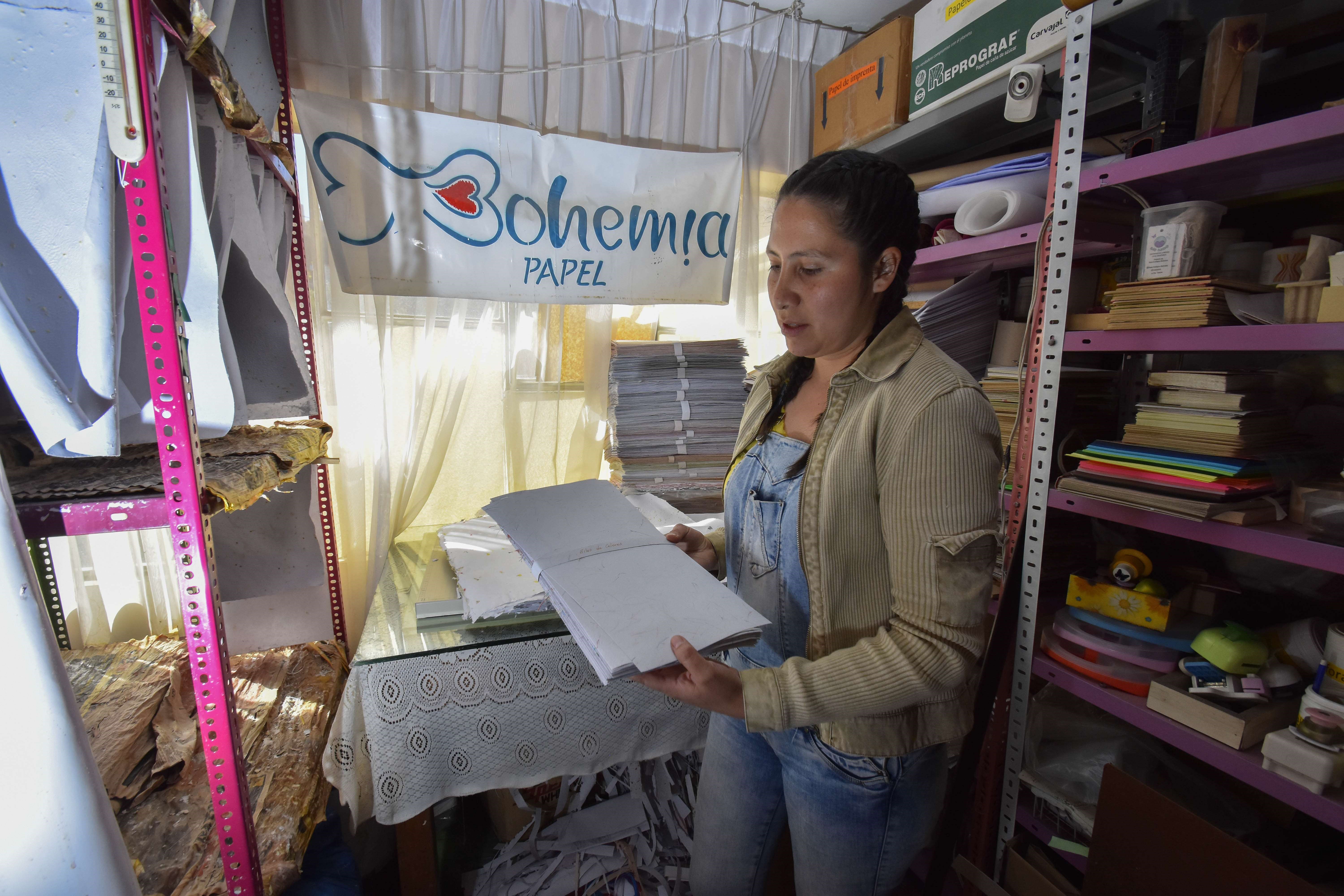 Papeles reciclados que florecen - 15643227