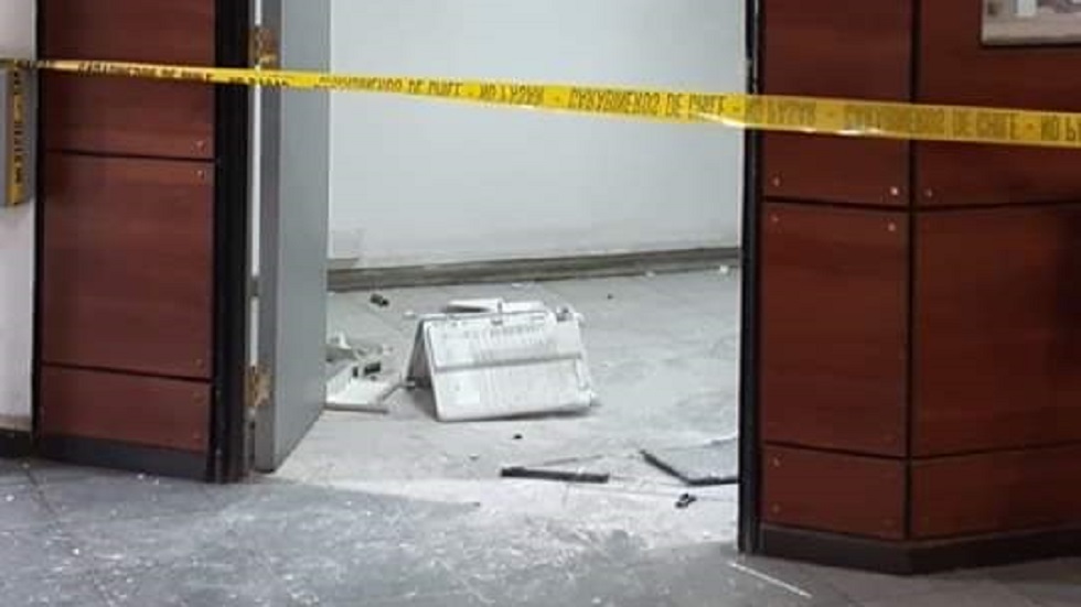 Explosión de paquete bomba hiere a cinco funcionarios en Chile