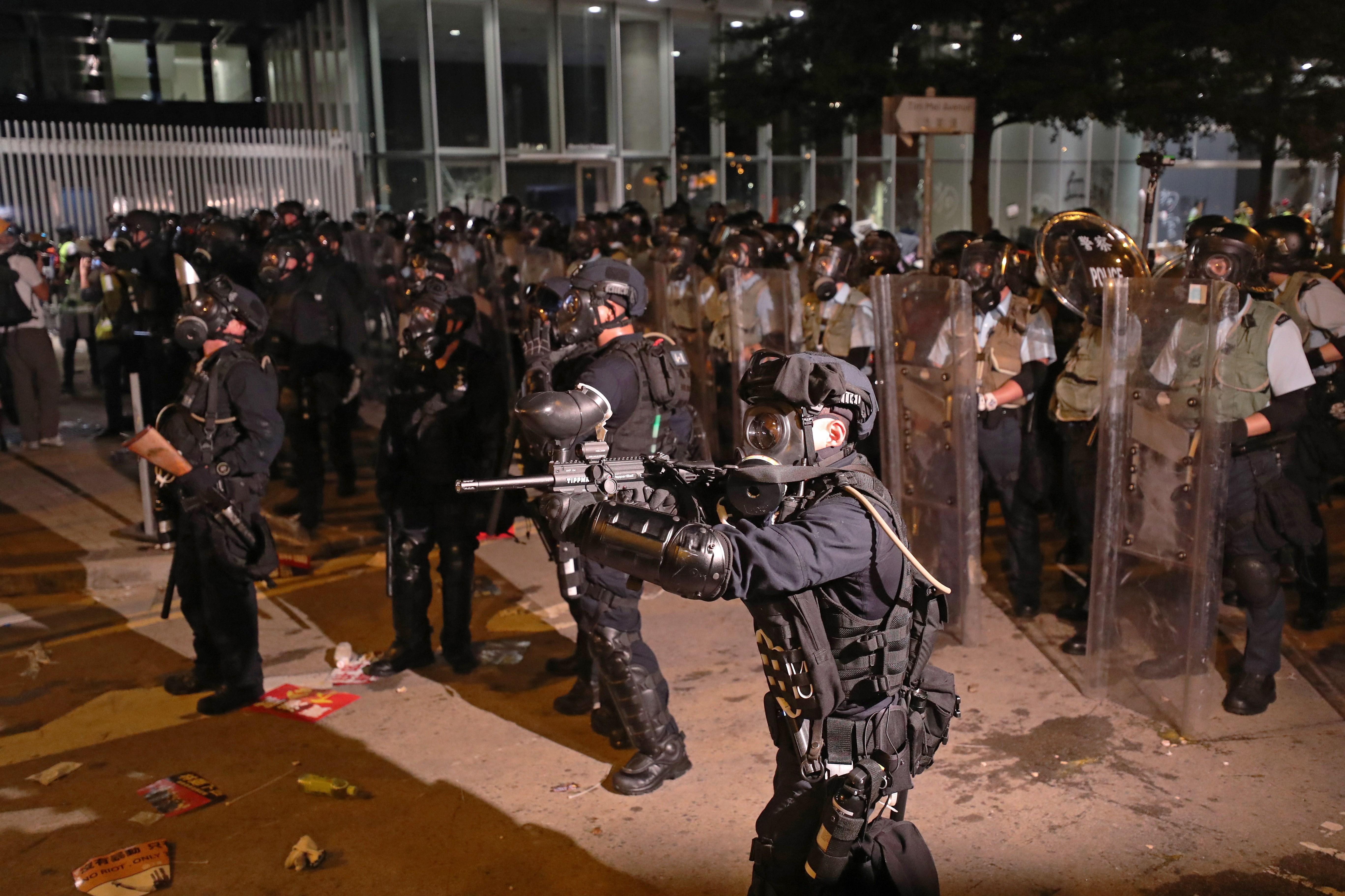Policía de Hong Kong recupera parlamento allanado por manifestantes - 636976083967981309