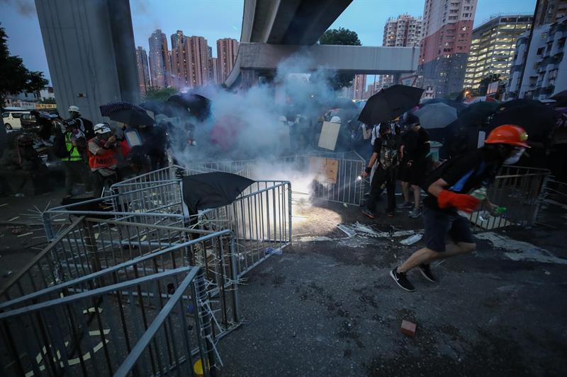 Enfrentamientos entre policías y manifestantes en Hong Kong - 636998332619866182w