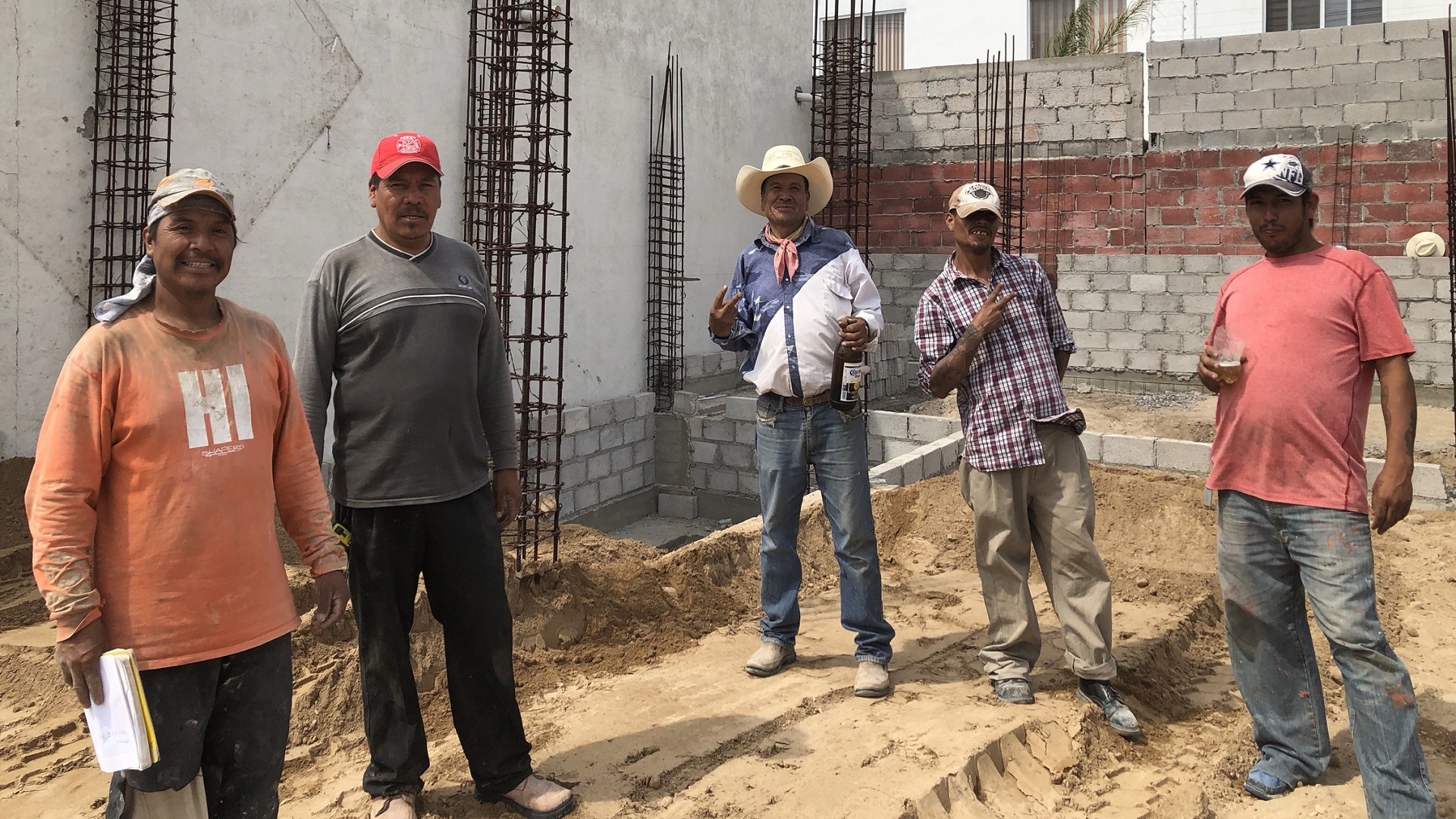 Prohíben a albañiles de Nuevo León encender fogatas para cocinar