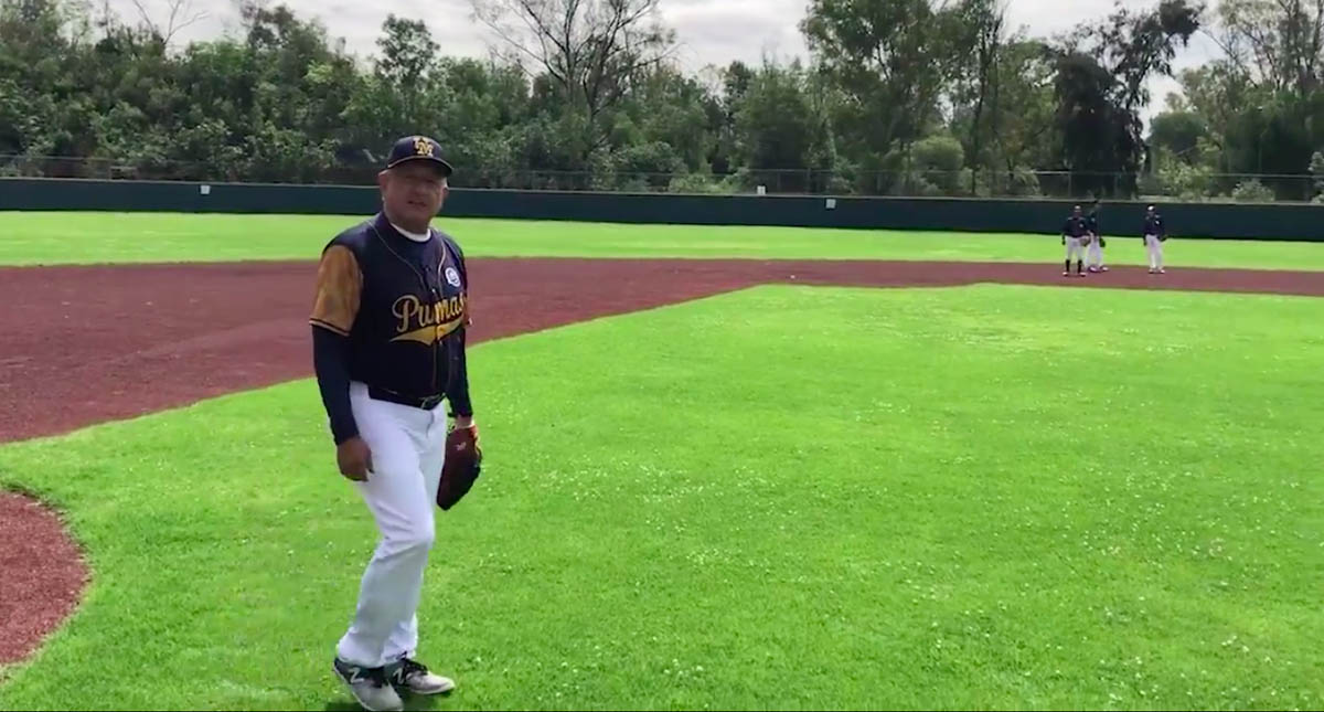 López Obrador practica beisbol en Ciudad Universitaria