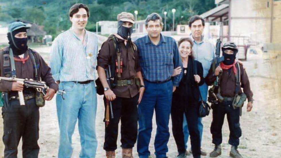 López Obrador comparte foto de 1994 con el EZLN